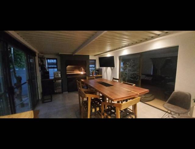 3 BEDROOM HOUSE FOR SALE IN UITZICHT